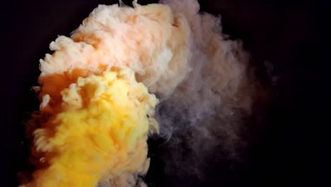 explosión de humo de color naranja sobre fondo negro - cerrar