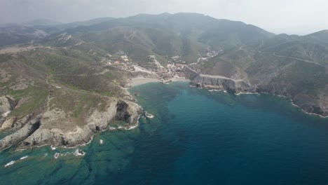 Luftaufnahme-Der-Bucht-Von-Argentiera-In-Sardinien-Mit-Kristallklarem-Wasser-Und-Sandstränden