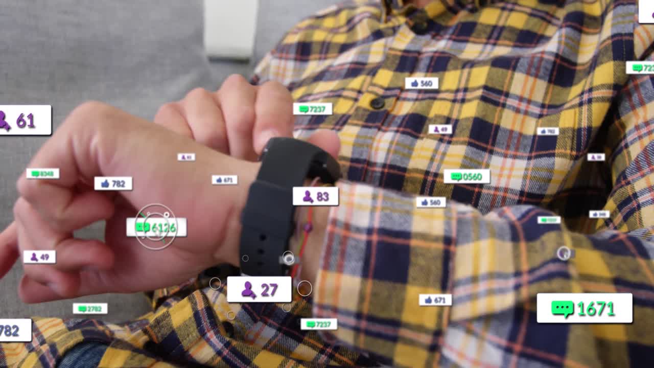 animación de iconos y números de redes sociales en banderas blancas sobre un hombre chequeando un reloj inteligente