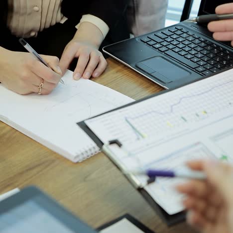 trabajo en equipo de plan de negocios en la oficina