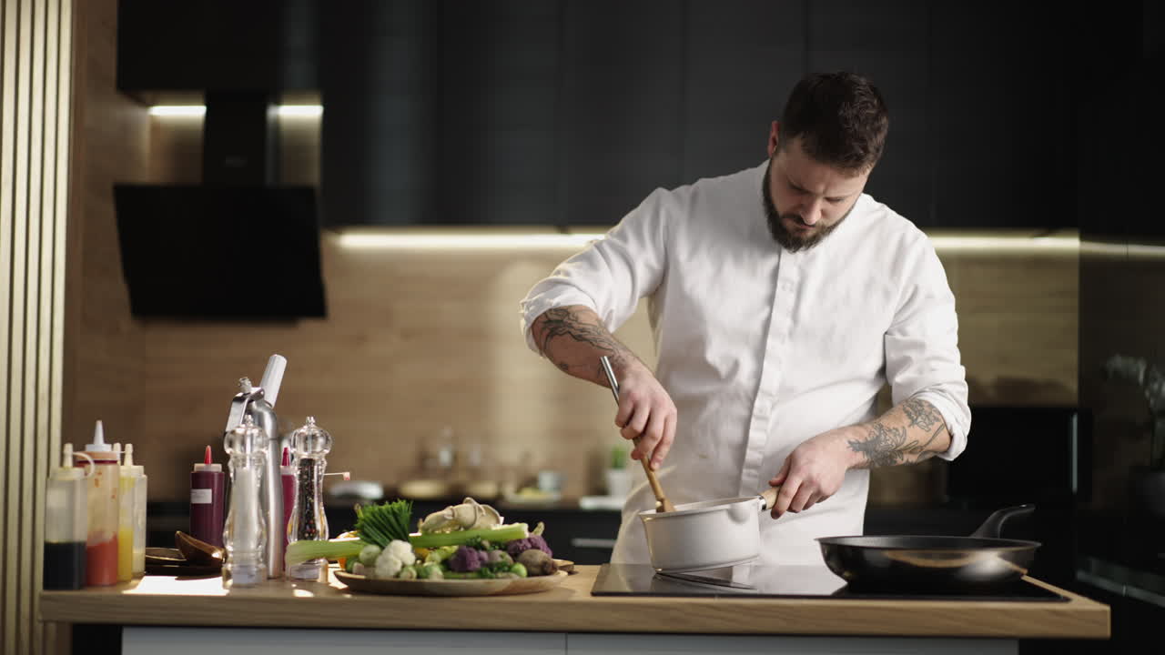 Chef preparando comida en la cocina