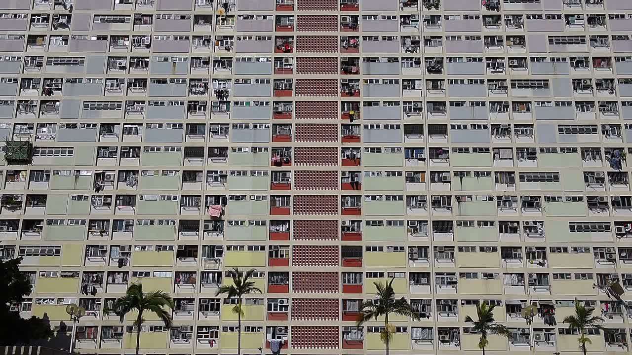 Located in the Wong Tai Sin District of Kowloon, Choi Hung Estate is home to Hong Kong’s iconic rooftop basketball court, famous for its vibrant rainbow-coloured facade