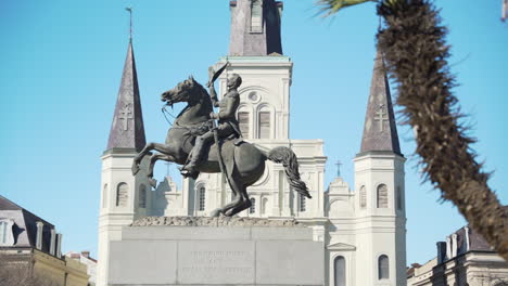 la estatua de andrew jackson en la plaza histórica de jackson en nueva orleana