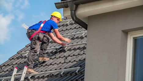 Trabajador-De-La-Construcción-Sujeta-Los-Cables-Del-Panel-Solar-Al-Sistema-De-Barandilla-Estándar