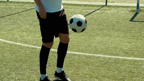 Un-Joven-Futbolista-Entrenando-Trucos-De-Estilo-Libre-Con-La-Pelota-En-Un-Campo-De-Fútbol-Callejero-En-Un-Día-Soleado-4