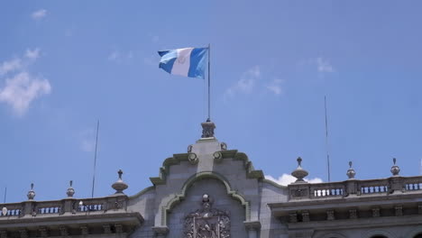 Die-Flagge-Guatemalas-Weht-Im-Blauen-Himmel-Auf-Dem-Palast-In-Der-Stadt-Guatemala