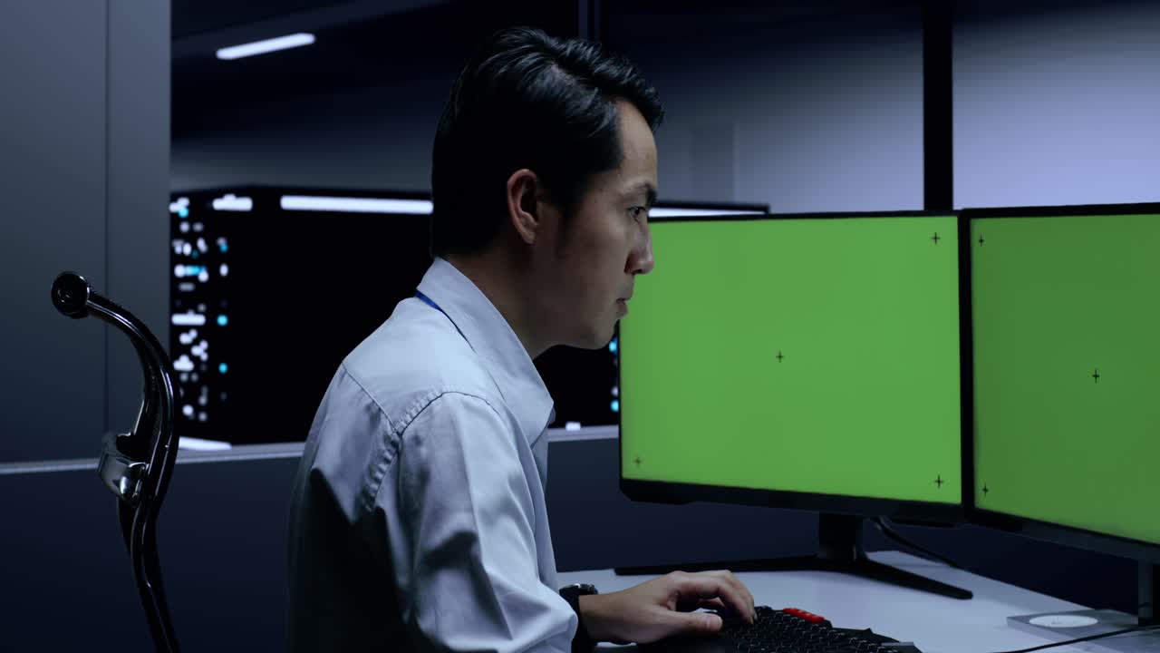 밤에는 서버 에서 일하는 기술자