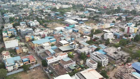 Toma-Aérea-De-Drones-De-Pequeños-Edificios-Con-Coches-En-La-Calle.