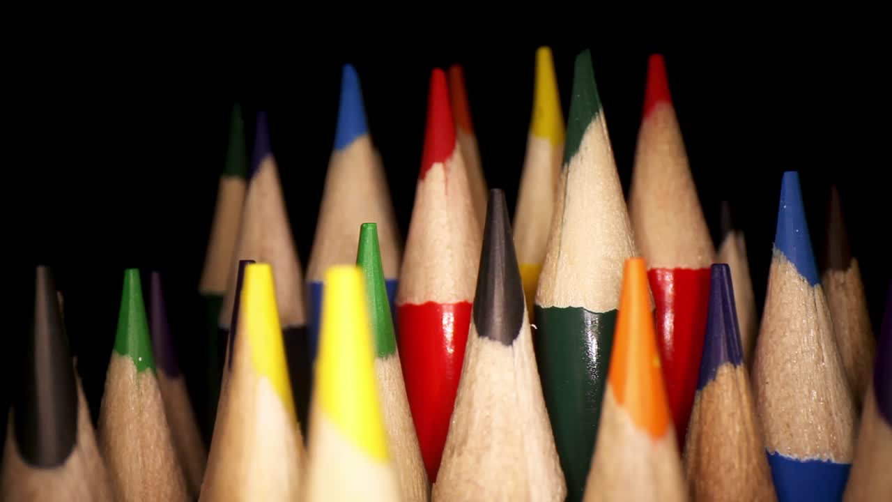 paneo a la derecha más allá de los lápices de colores