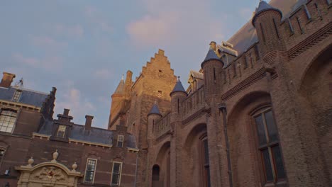 Castillo-Holandés-Europeo-Palacio-Catedral-Capilla-En-Los-Países-Bajos-Holanda-En-La-Ciudad-De-La-Haya-Con-Arquitectura-Tradicional-Auténtica-Y-Escenario-Cinematográfico-Recorrido-En-ángulo-Bajo