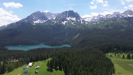 Lago-De-Montaña,-Colina-Con-Algo-De-Nieve