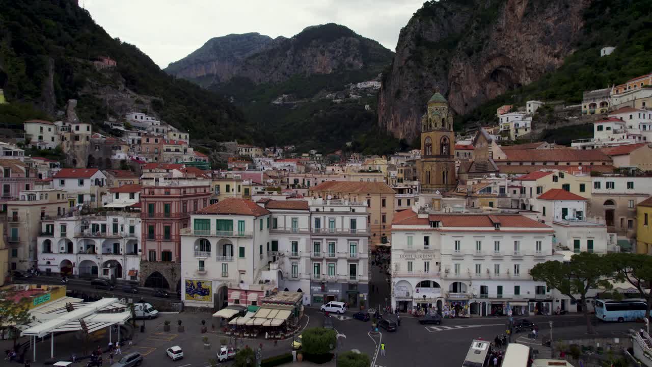 edificios europeos de la ciudad turística de amalfi en la costa de italia - antena