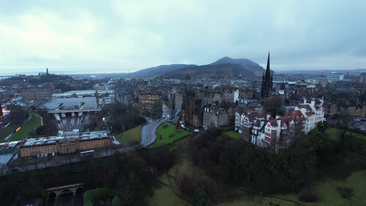 el casco antiguo de edimburgo, paisaje urbano de drones en 4k
