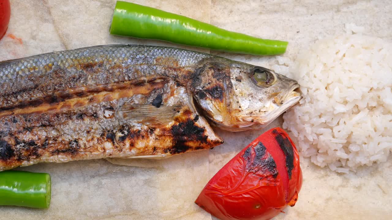 pescado marino a la parrilla con verduras