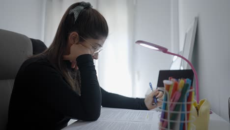 mujer estudiando en casa