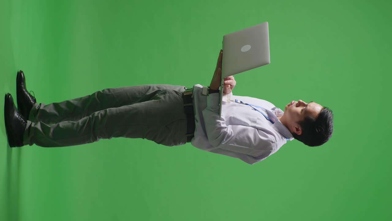 un hombre de negocios estresado con una computadora portátil