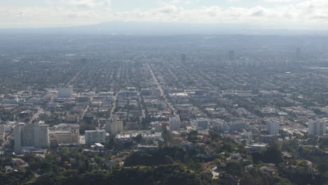 vista aérea de la ciudad de los ángeles en el smog