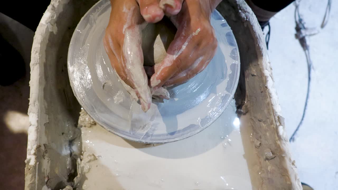 非洲裔美国人的手非常零星地旋转粘土