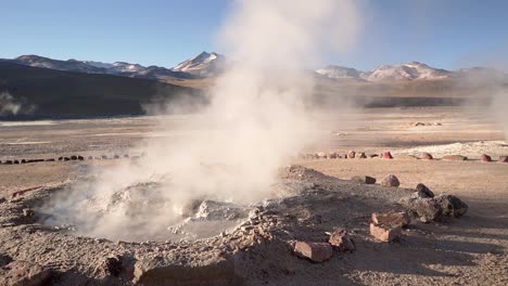 géiseres el tatio en el desierto de atacama en chile, américa del sur
