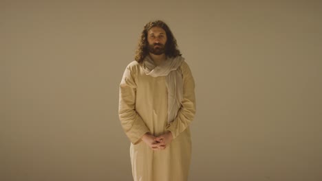 retrato de un hombre vestido con túnicas con cabello largo y barba que representa la figura de jesucristo 3