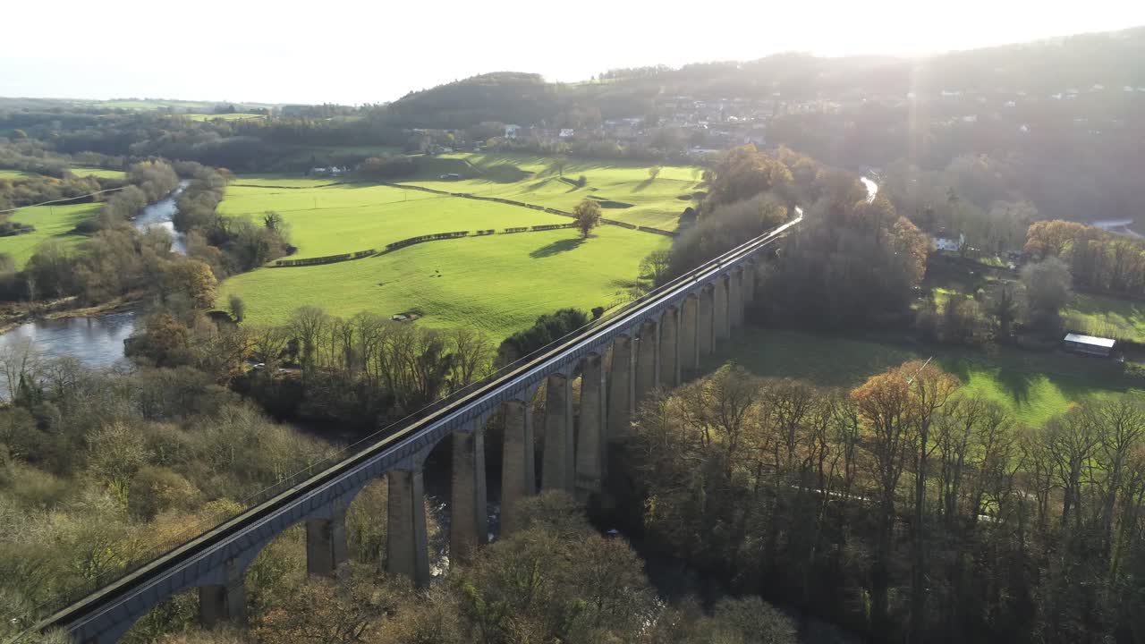오래 된 웨일스 pontcysyllte 수로 수로 조감도 농촌 가을 삼림 지대 계곡 넓은 궤도 왼쪽