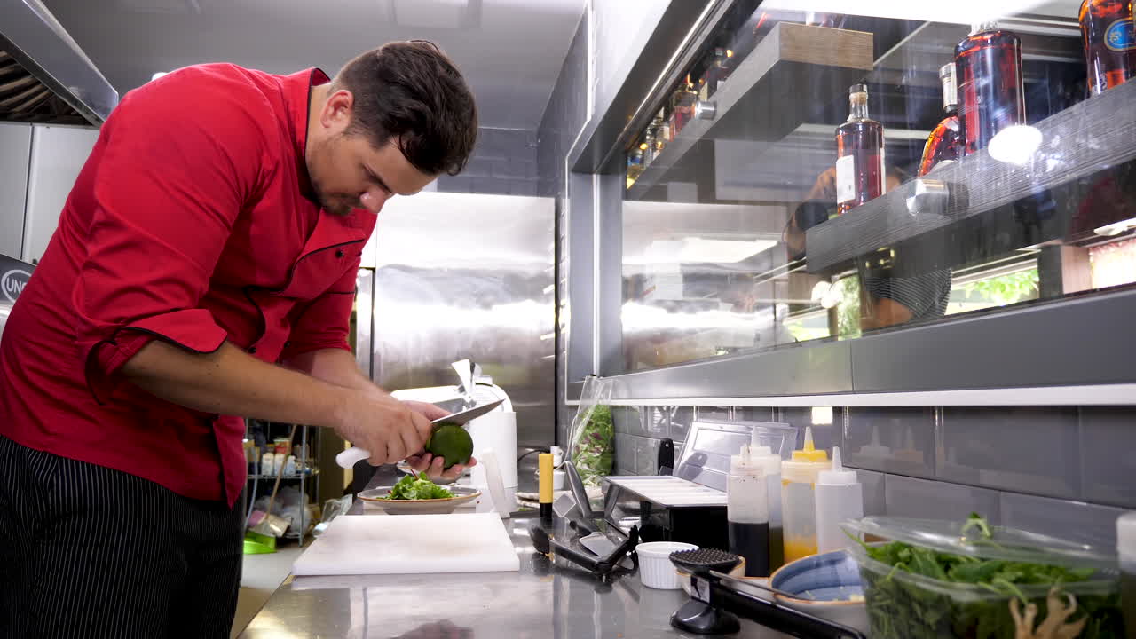 El chef prepara la comida en la cocina de un restaurante