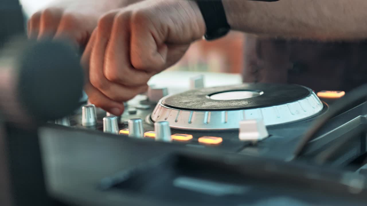 cerca de las manos masculinas del dj tocando un conjunto de música mezclando y rascando en equipos musicales profesionales