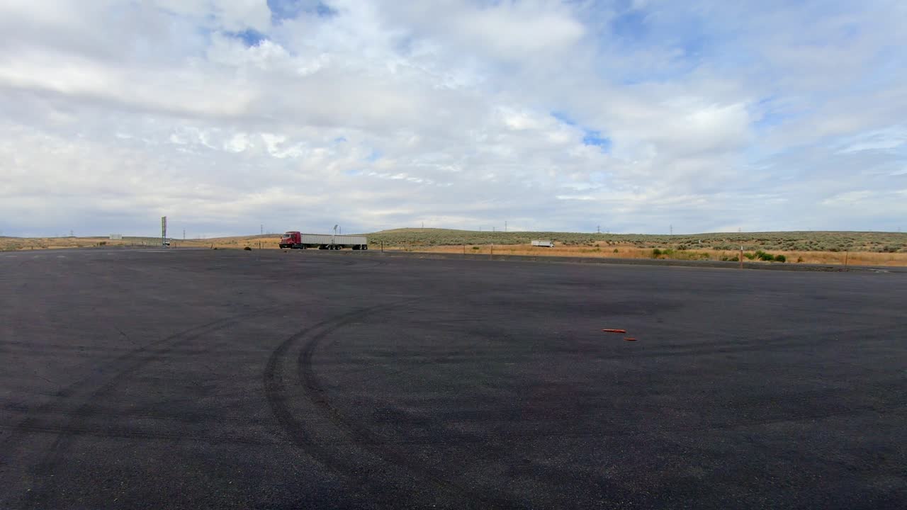 Vista di un autoarticolato che entra in un parcheggio lungo l'autostrada delle Okanogan Highlands, nella parte centro-settentrionale dello stato di Washington