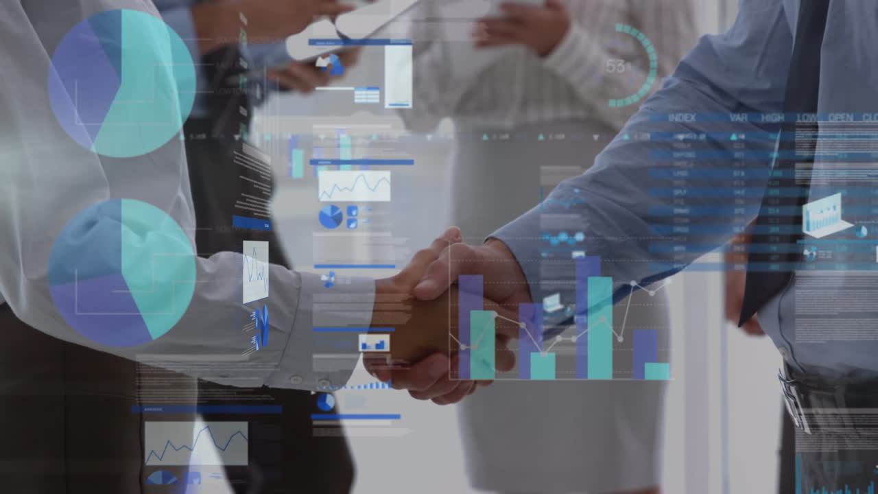 múltiples pantallas con procesamiento de datos contra la sección media de los hombres de negocios que se dan la mano en la oficina