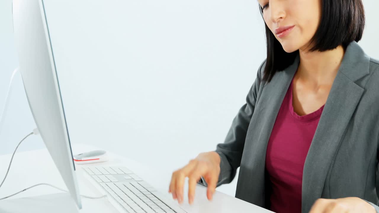 mujer de negocios trabajando en el escritorio 4k