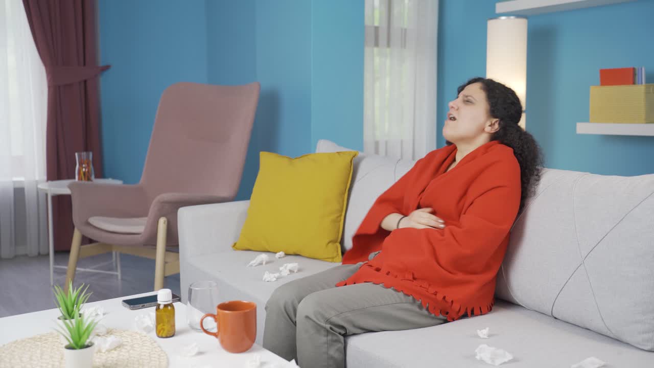 어린 여성이 복통을 겪고 있습니다.