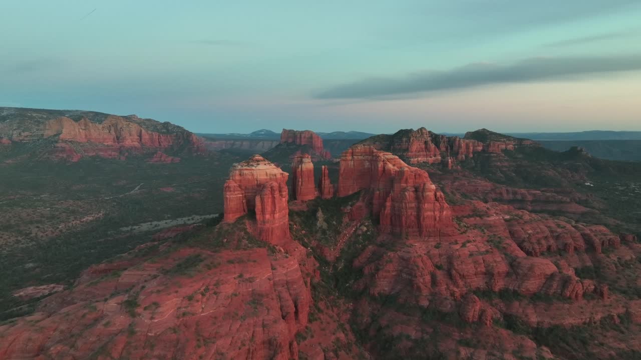 vista aérea de la roca de la catedral, formación rocosa en sedona, arizona al atardecer - toma de avión no tripulado