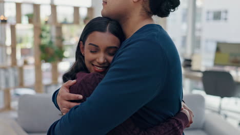 apoyo, perdonar o un abrazo de pareja feliz en casa