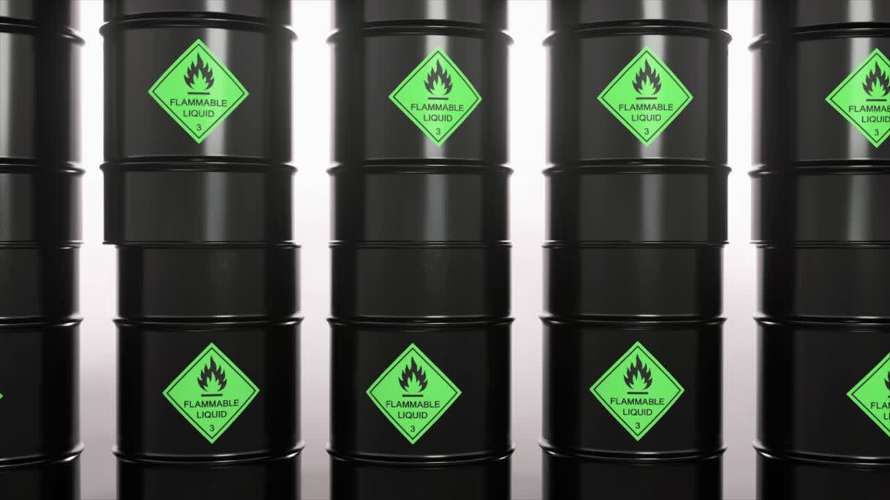 barriles de líquidos inflamables apilados