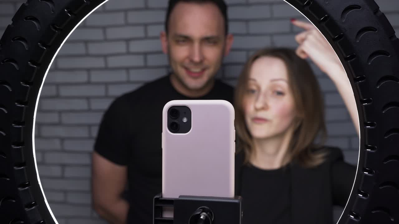 그들의 블로그를 위해 팔로워들과 대화하는 부부의 촬영