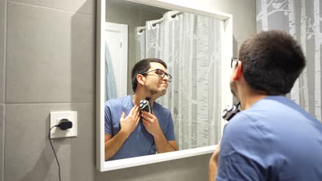 Hombre-Conectando-El-Cargador-De-La-Afeitadora-Para-Seguir-Afeitándose-La-Barba