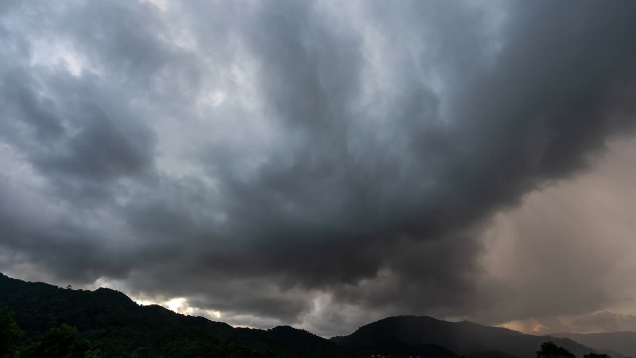b 롤 타임스: 비가 오는 날씨에 하늘과 검은 구름, 천둥이 부는 날씨, 여름 비가 내리는 날씨, 지구 온난화 효과, 검은 천둥, 드라마틱한 4k 타임 스 비디오