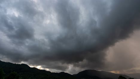 imágenes b roll timelapse cielo y nubes negras en clima lluvioso nubes truenosas lluvia de verano lluviosa efecto de calentamiento global tormenta negra dramática 4k increíble video timelapse
