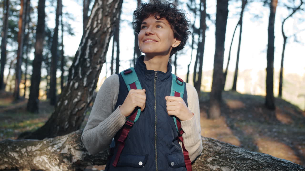 mujer caminando en un bosque