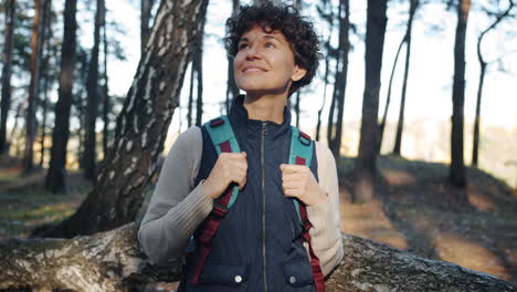 mujer caminando en un bosque
