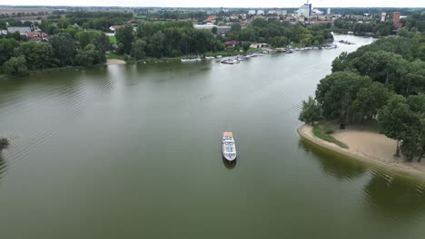 Vista-Superior-Del-Barco-Navegando-En-El-Lago-En-Kruszwica-Polonia-Europa-Tiro-Largo