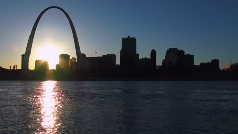 El-Arco-De-St-Louis-Al-Atardecer-1