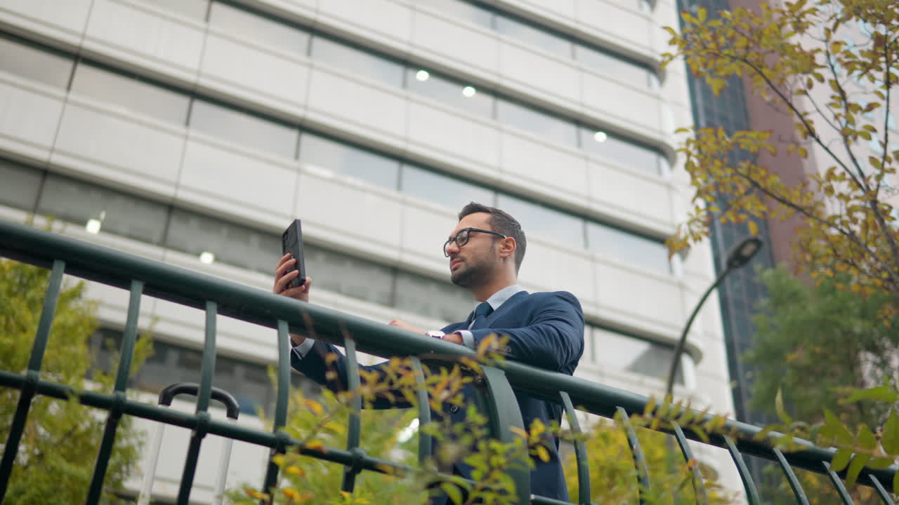 hombre de negocios usa el teléfono al aire libre