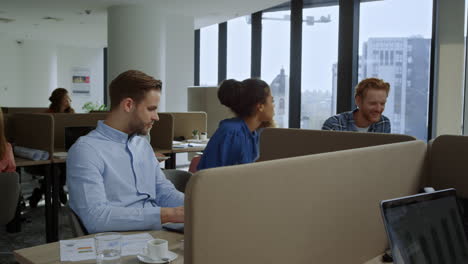 Colleagues-discussing-strategy-in-office.-Businesswoman-talking-with-businessmen