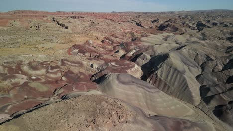 Drone-Vuela-Sobre-Pequeñas-Montañas-En-El-Desierto