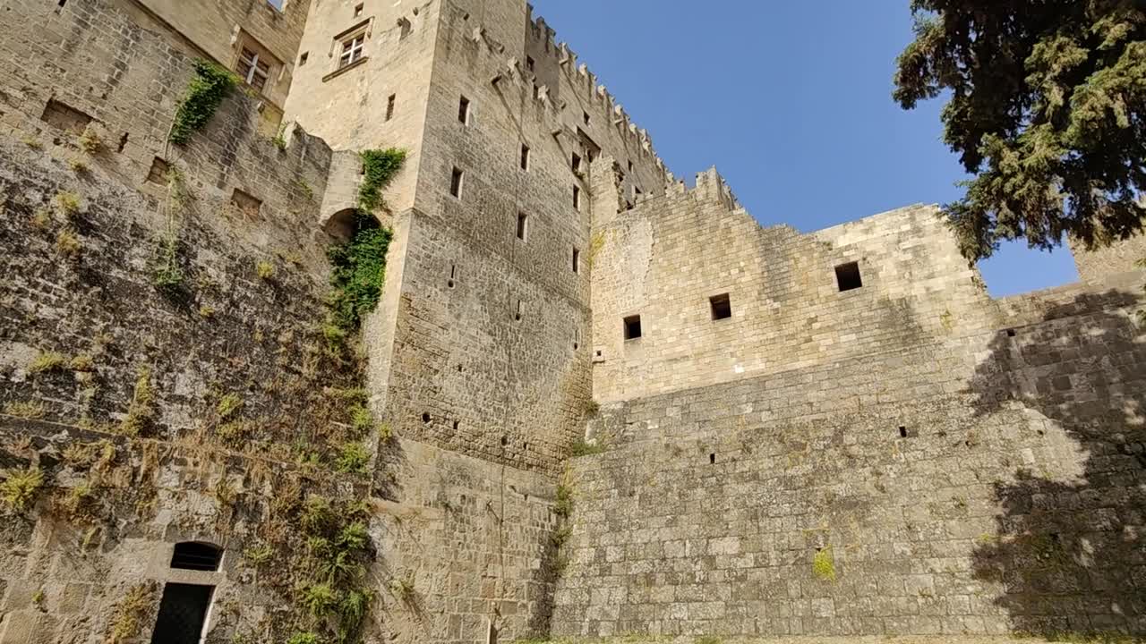 foso y muros defensivos de una ciudad antigua