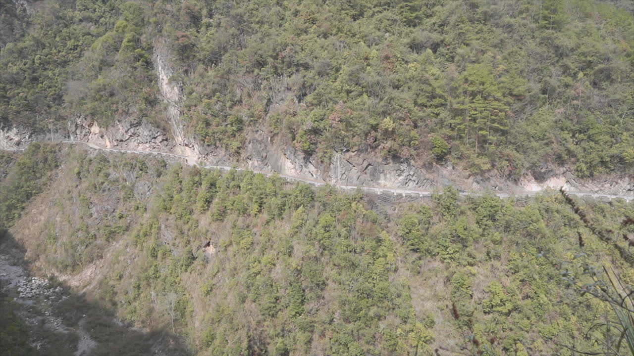motocicletas que conducen por carreteras amuralladas
