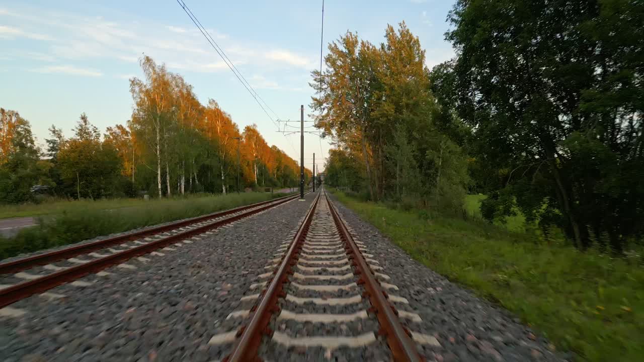en movimiento en vías de ferrocarril, tren pov