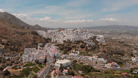 el pueblo blanco de mojácar durante el día