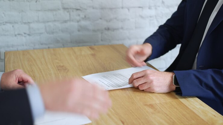 व्यापारी बातचीत कर रहे हैं और एक सौदा कर रहे हैं